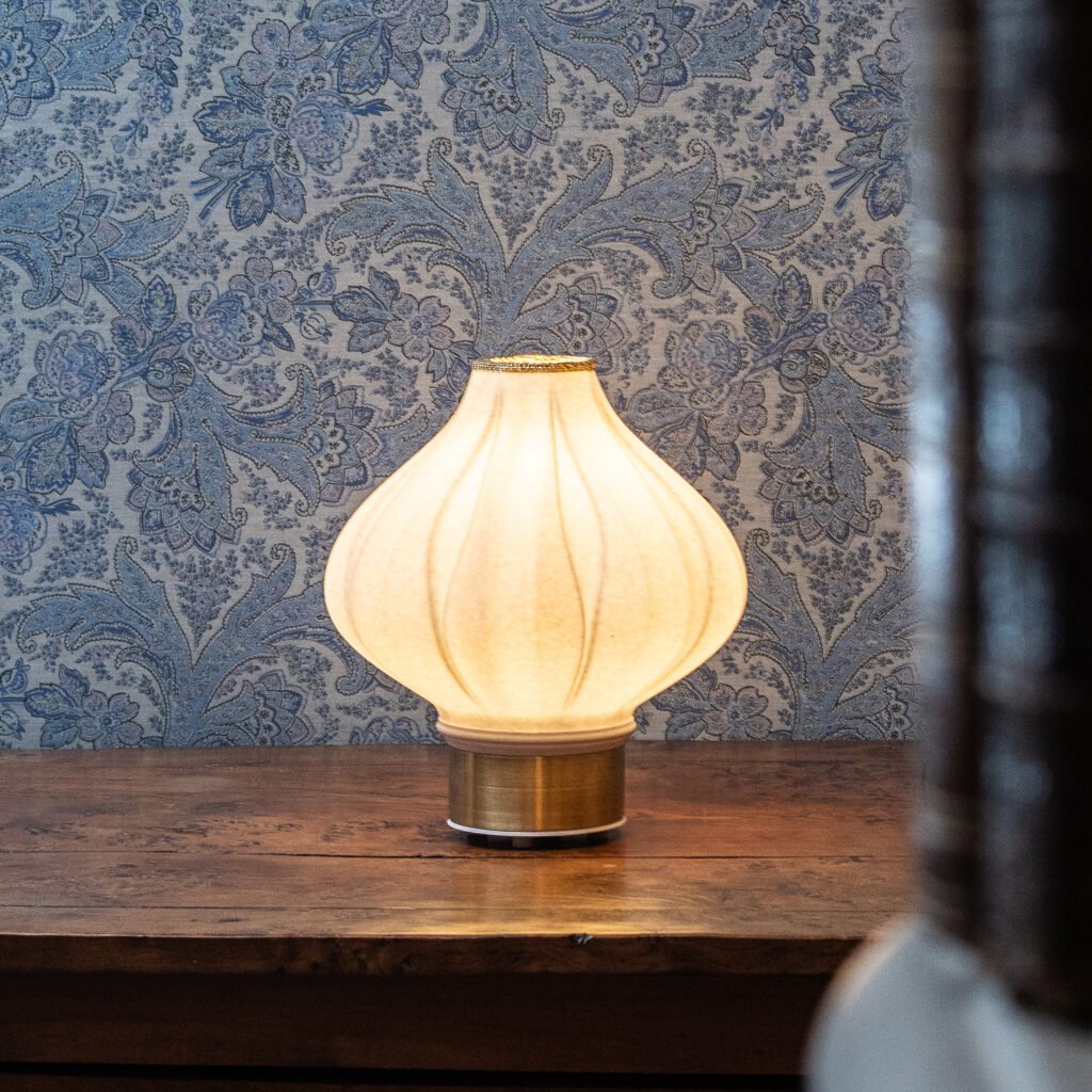 Alia golden lampe à poser atelier quart
